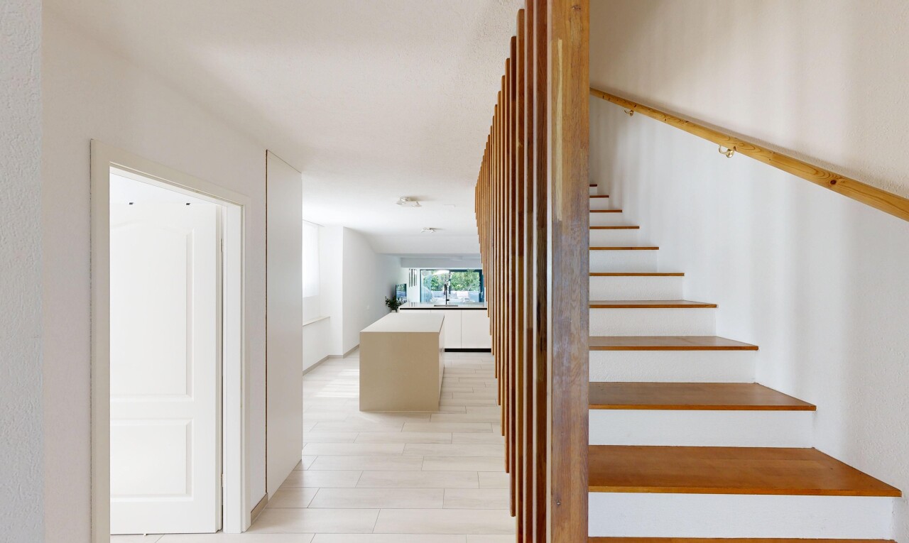 escaliers avec escaliers, inside property, cloison sèche, drywall, et lumière naturelle