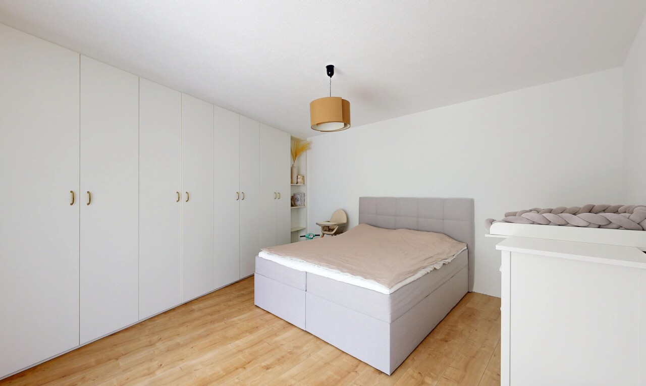 chambre avec wood finish floor, sol en finition bois, inside property, light floor, et drywall