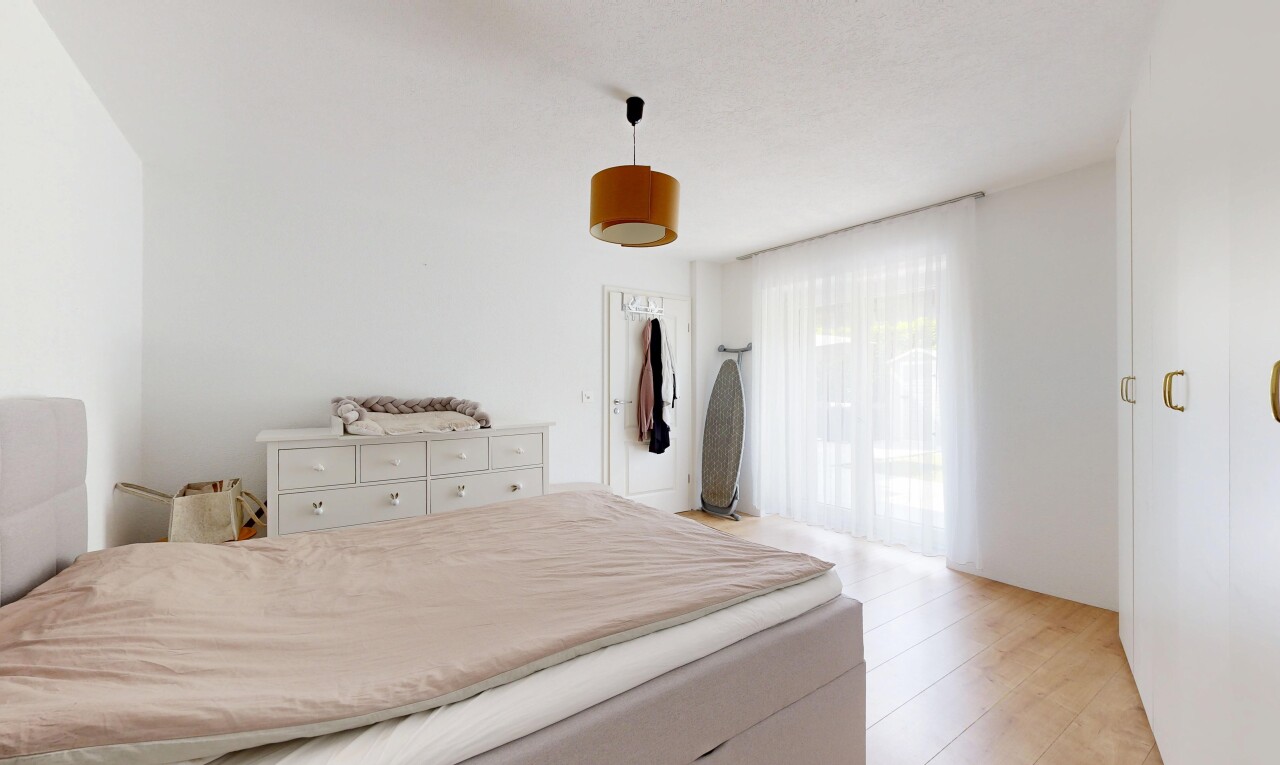 chambre avec lumière naturelle, natural light, sol en finition bois, wood finish floor, et inside property
