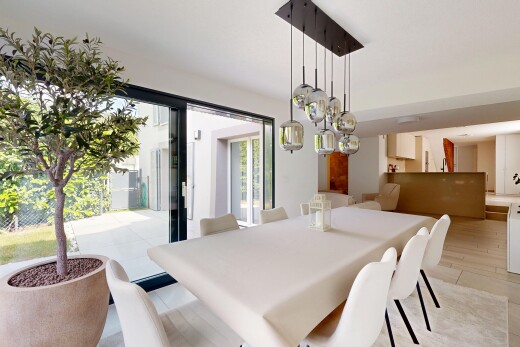 salle à manger avec inside property, light floor, cloison sèche, drywall, et lumière naturelle