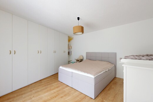 chambre avec wood finish floor, sol en finition bois, inside property, light floor, et drywall