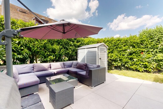 terrasse avec abri, espace de vie extérieur, structure extérieure, day time, et from property