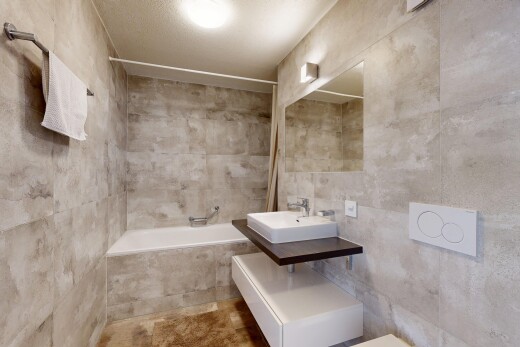 salle de bains avec salle de bain complète, inside property, douche-bain combinés, lavabo (ou coiffeuse selon le contexte), et miroir
