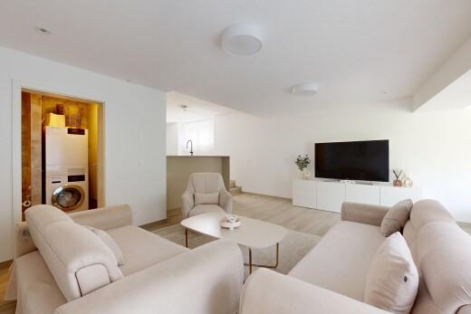 salon avec sol en finition bois, wood finish floor, cloison sèche, drywall, et télévision