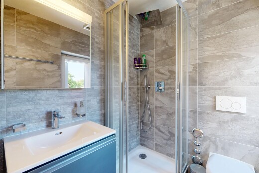 salle de bains avec douche, salle de bain complète, tile wall, mur en carrelage, et lavabo (ou coiffeuse selon le contexte)