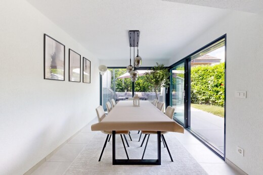 terrasse avec coin repas extérieur et inside property