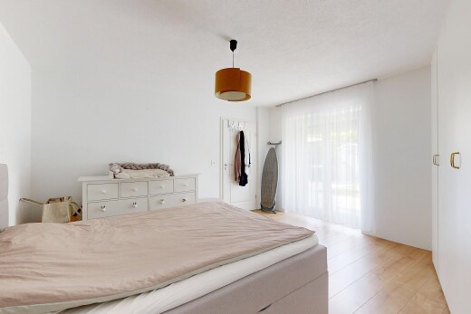 chambre avec lumière naturelle, natural light, sol en finition bois, wood finish floor, et inside property