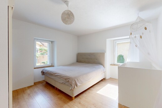 chambre avec inside property, cloison sèche, drywall, lumière naturelle, et natural light