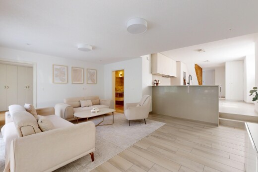 salon avec wood finish floor, sol en finition bois, light floor, inside property, et drywall