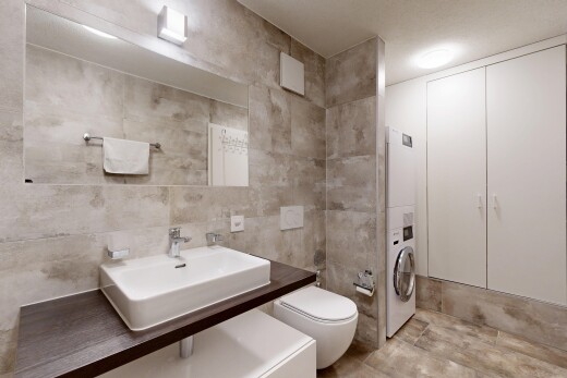 salle de bains avec mur en carrelage, tile wall, évier, inside property, et lavabo (ou coiffeuse selon le contexte)