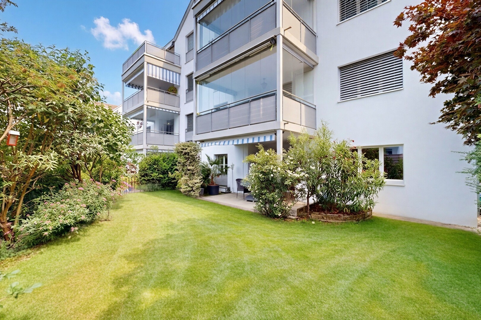 garten mit apartment complex view, rasen, day time, from community, und terrasse