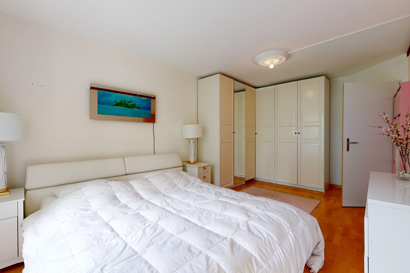 zimmer / schlafzimmer mit holzfußboden, wood finish floor, inside property, gipskartonwand, und drywall