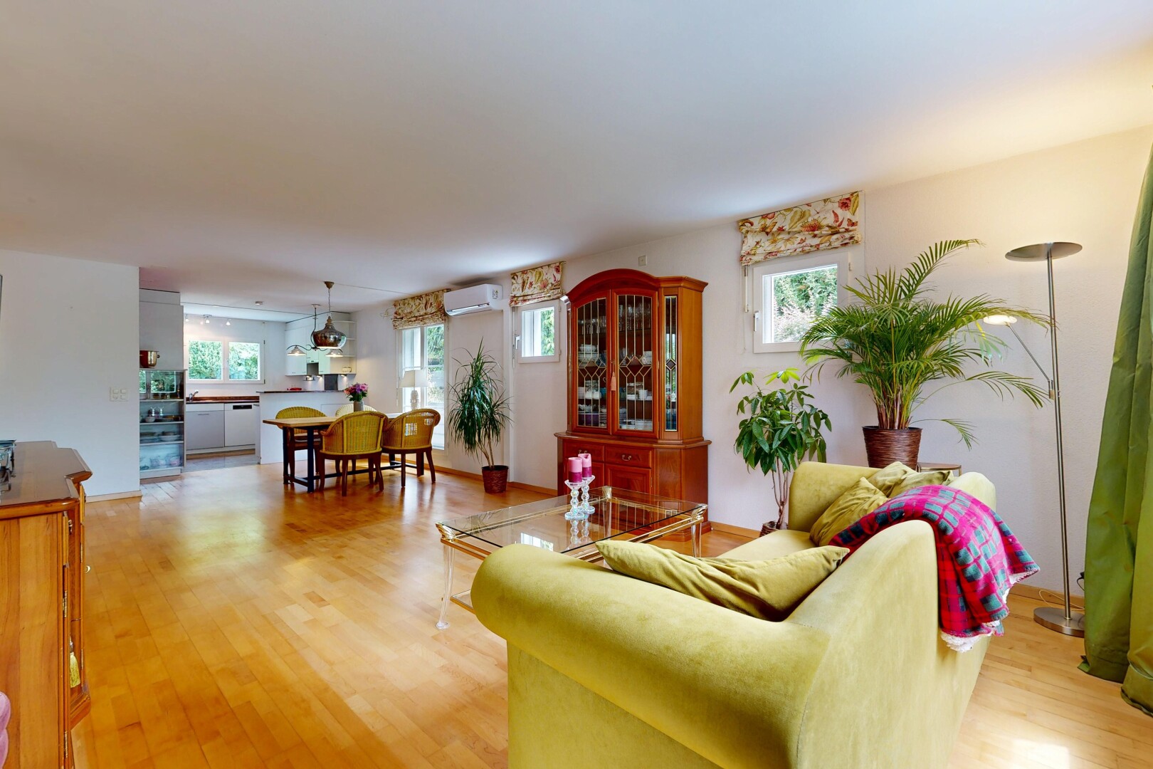 wohn- / esszimmer mit holzfußboden, wood finish floor, inside property, natürliches licht, und natural light