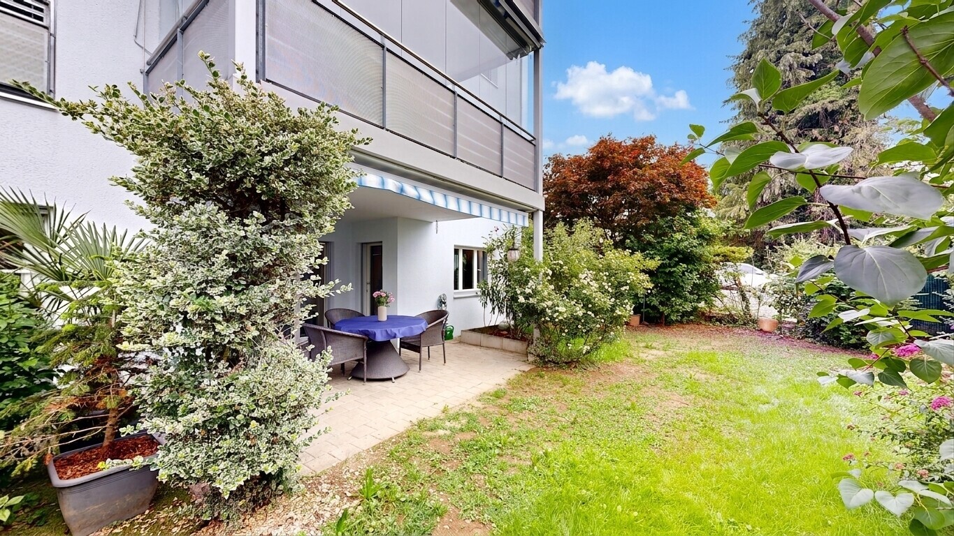 garten mit terrasse, markise, rasen, essbereich im freien, und day time