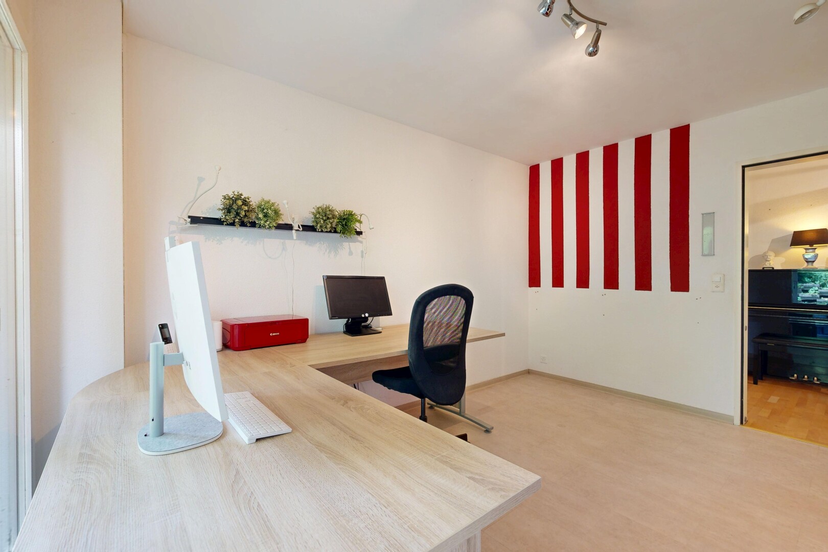büro mit gipskartonwand, drywall, inside property, holzfußboden, und wood finish floor
