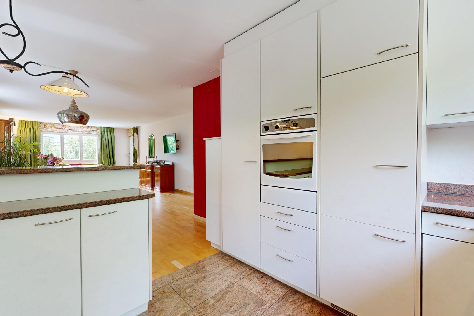 küche mit weiße schränke, white cabinets, dark countertops, two heights countertops, und ofen