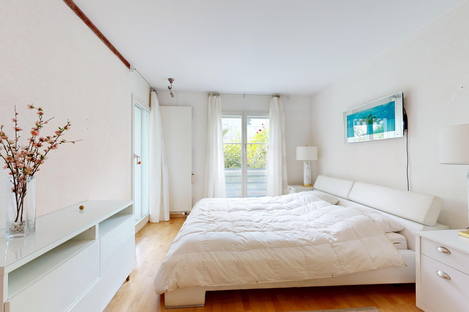 zimmer / schlafzimmer mit holzfußboden, wood finish floor, natürliches licht, natural light, und inside property