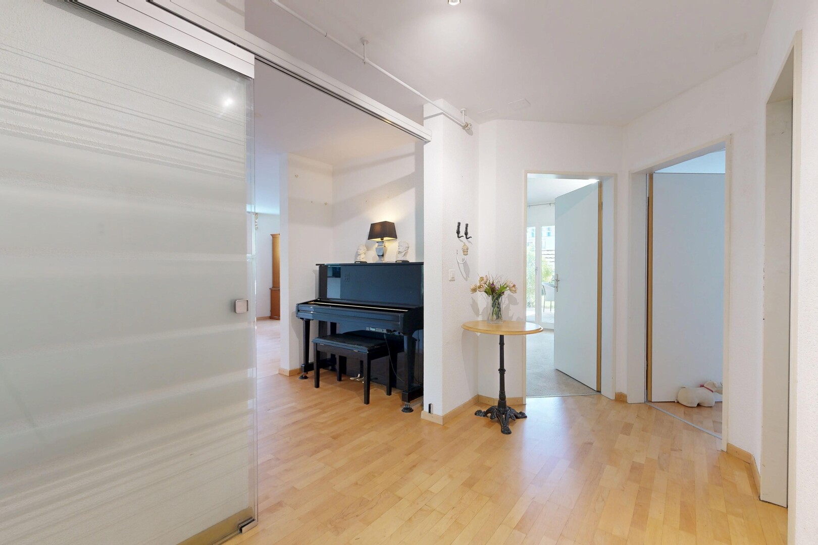 halle / korridor mit inside property, holzfußboden, wood finish floor, gipskartonwand, und drywall