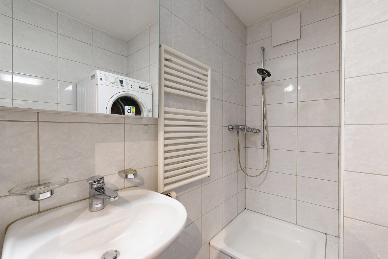 bad mit spiegel, waschbecken, handtuchwärmer, komplettes badezimmer, und tile wall