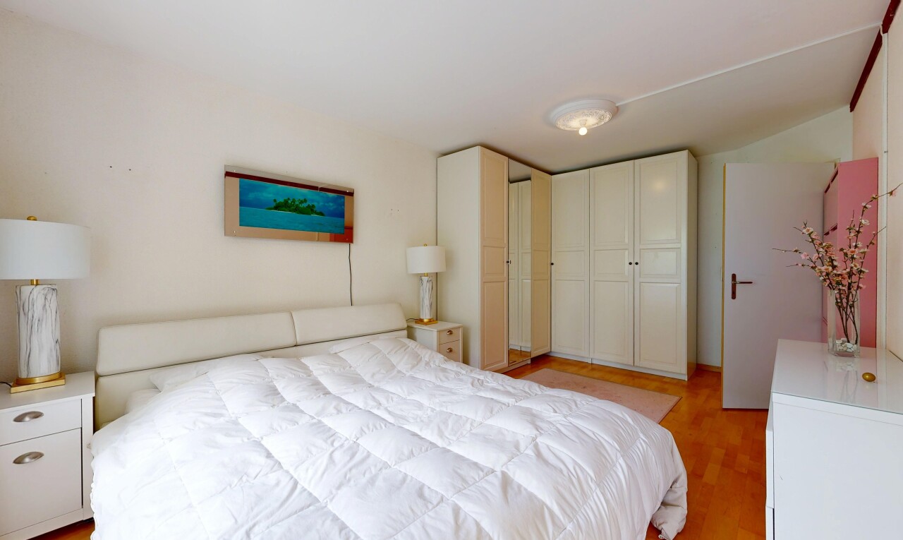 zimmer / schlafzimmer mit holzfußboden, wood finish floor, inside property, gipskartonwand, und drywall