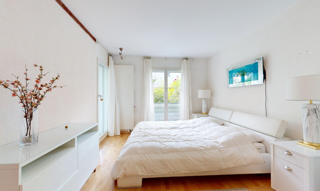 zimmer / schlafzimmer mit holzfußboden, wood finish floor, natürliches licht, natural light, und inside property
