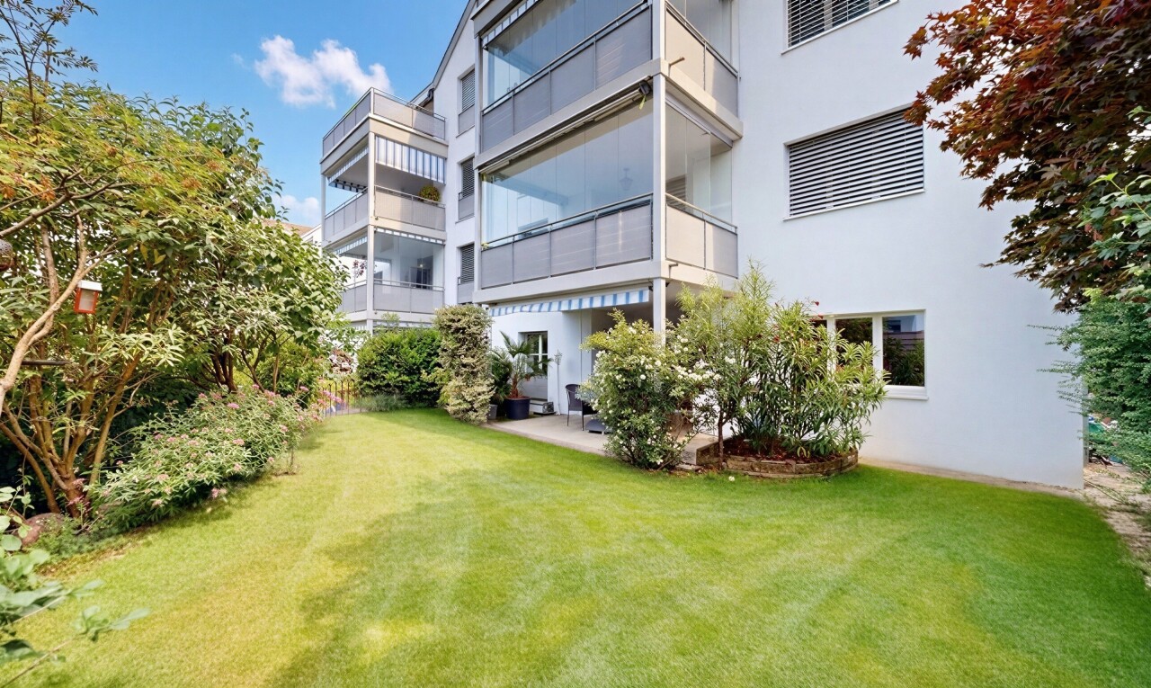 garten mit apartment complex view, rasen, day time, from community, und terrasse