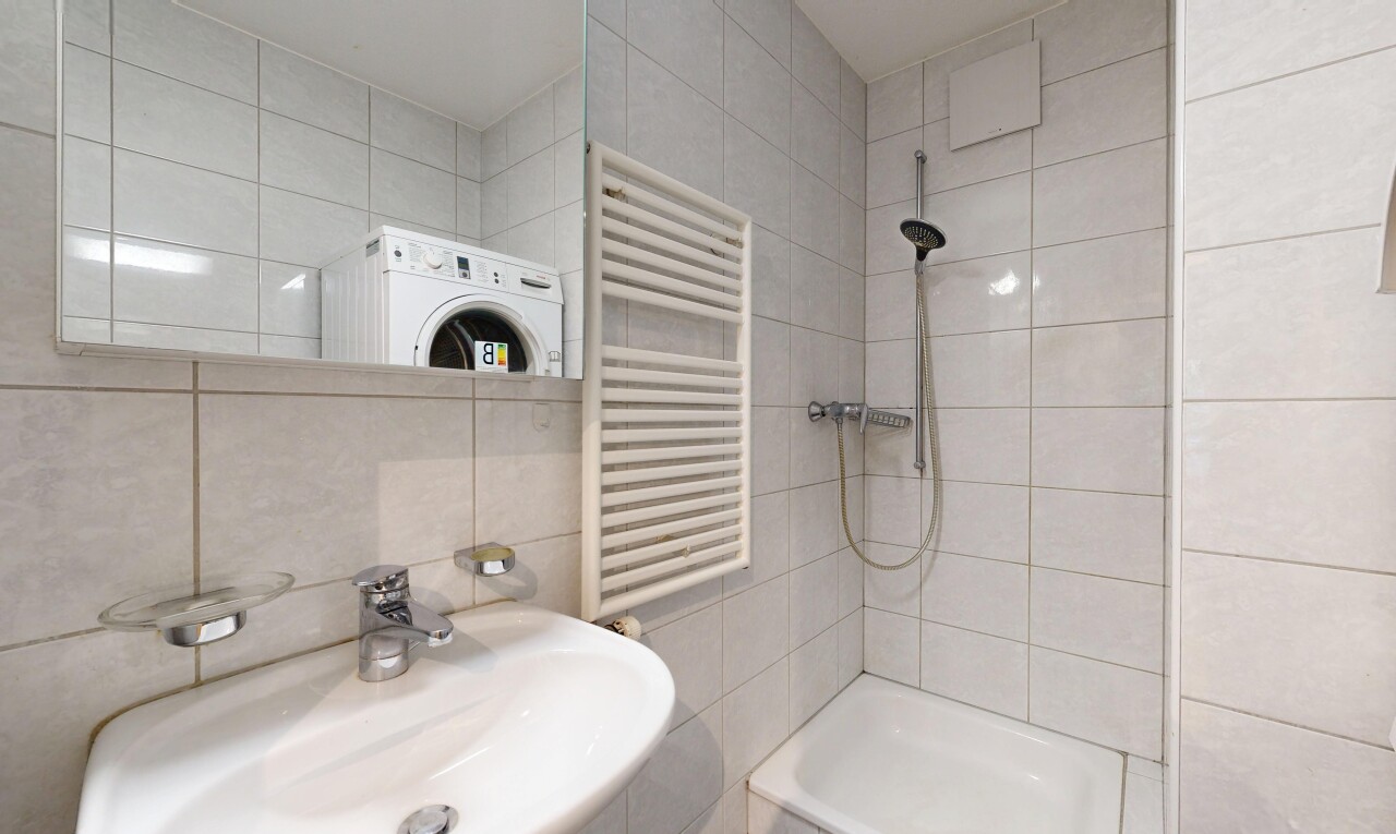bad mit spiegel, waschbecken, handtuchwärmer, komplettes badezimmer, und tile wall