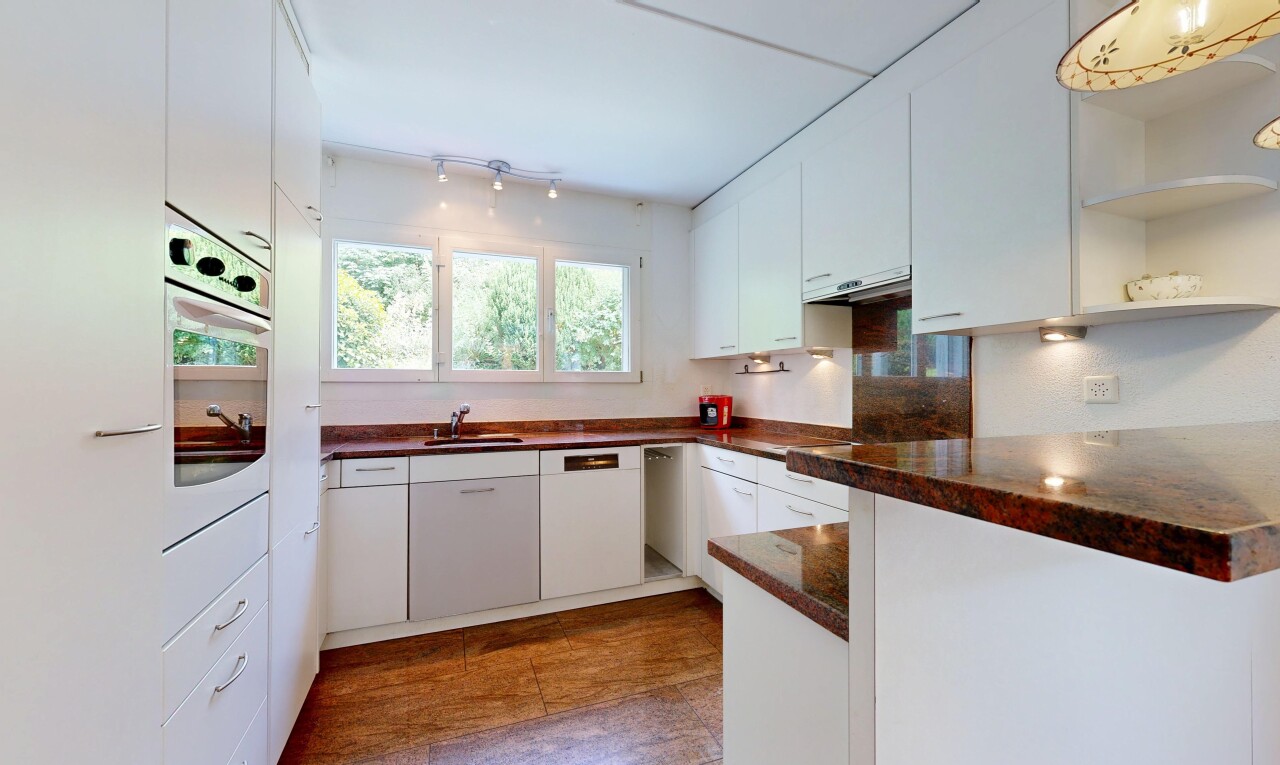 küche mit dark countertops, ofen, white cabinets, weiße schränke, und geschirrspülmaschine