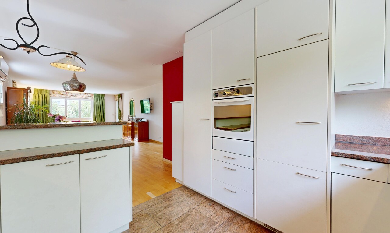 küche mit weiße schränke, white cabinets, dark countertops, two heights countertops, und ofen