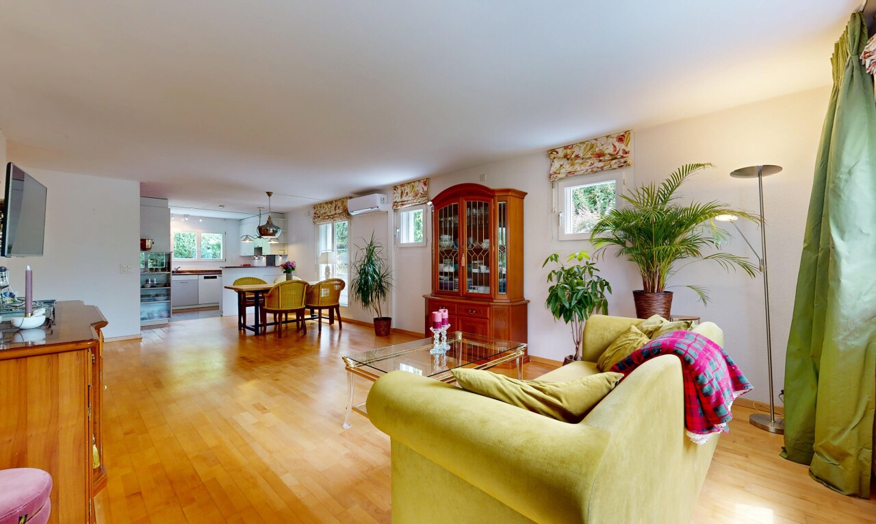wohn- / esszimmer mit holzfußboden, wood finish floor, inside property, natürliches licht, und natural light
