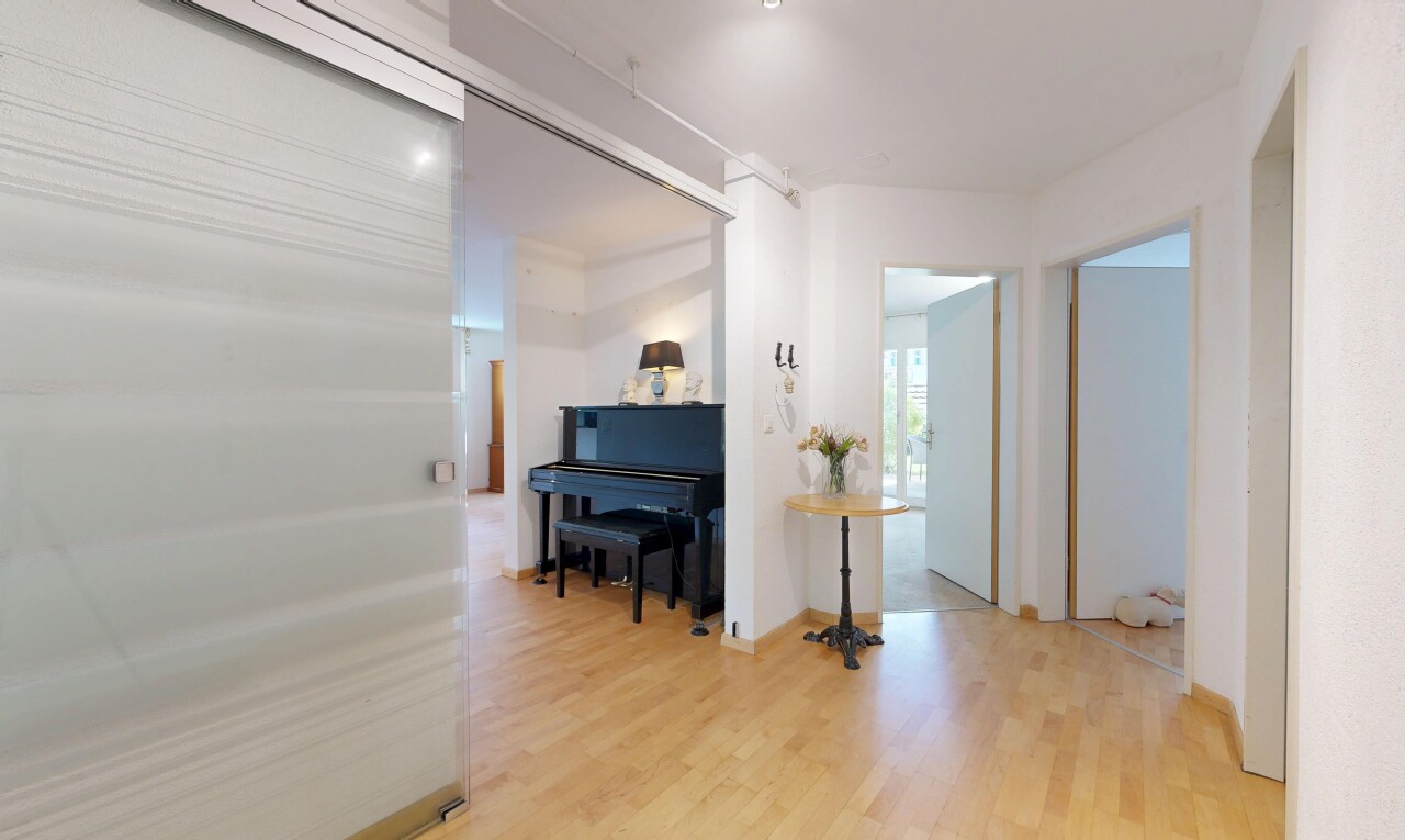 halle / korridor mit inside property, holzfußboden, wood finish floor, gipskartonwand, und drywall