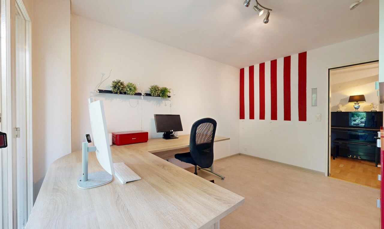 büro mit gipskartonwand, drywall, inside property, holzfußboden, und wood finish floor
