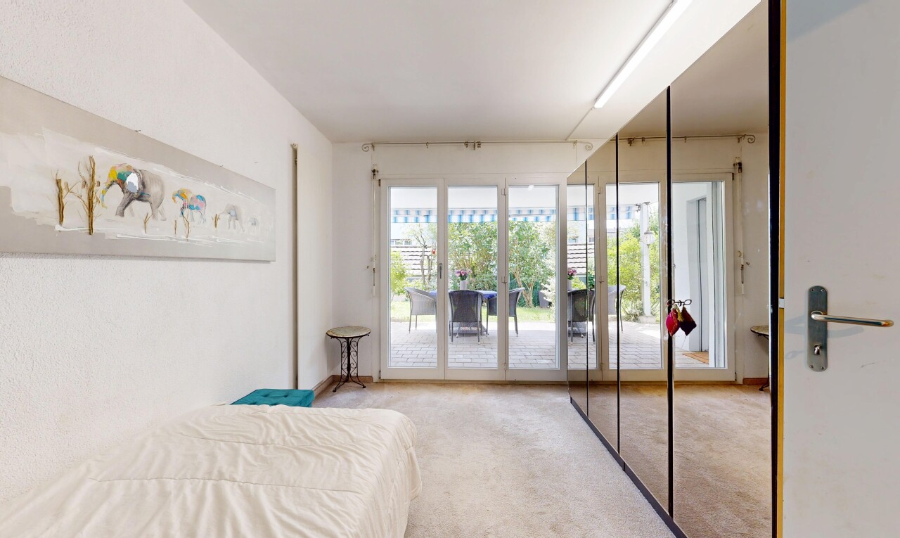 zimmer / schlafzimmer mit teppich, carpet, inside property, natürliches licht, und natural light