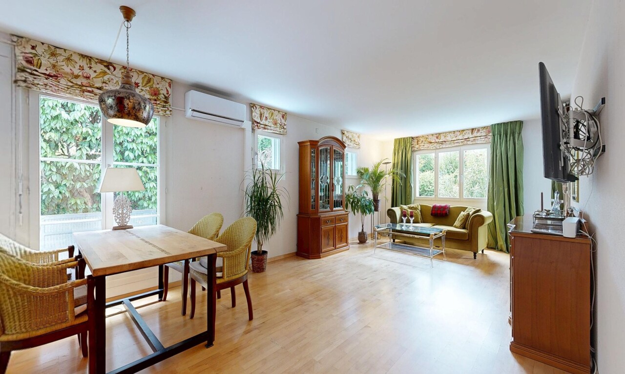 wohn- / esszimmer mit inside property, holzfußboden, wood finish floor, natürliches licht, und natural light