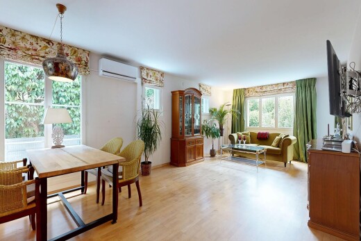 wohn- / esszimmer mit inside property, holzfußboden, wood finish floor, natürliches licht, und natural light