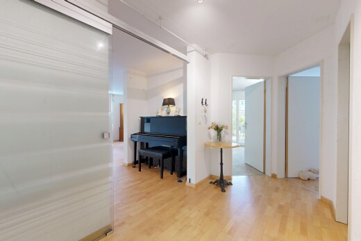 halle / korridor mit inside property, holzfußboden, wood finish floor, gipskartonwand, und drywall