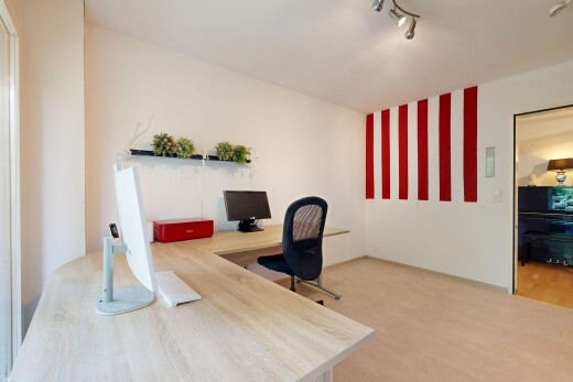büro mit gipskartonwand, drywall, inside property, holzfußboden, und wood finish floor