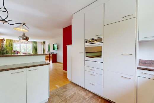 cuisine avec armoires blanches, white cabinets, dark countertops, two heights countertops, et four