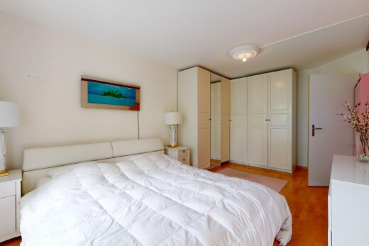 chambre avec sol en finition bois, wood finish floor, inside property, cloison sèche, et drywall