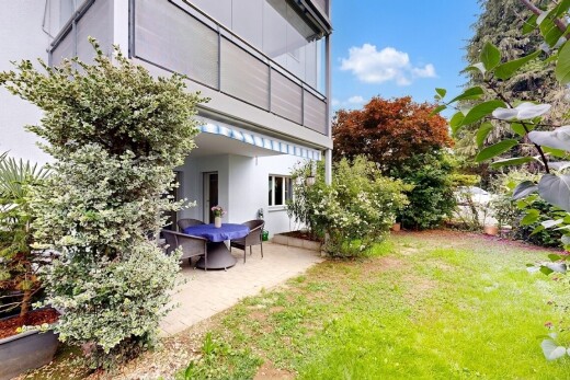 jardin avec terrasse, auvent, pelouse, coin repas extérieur, et day time