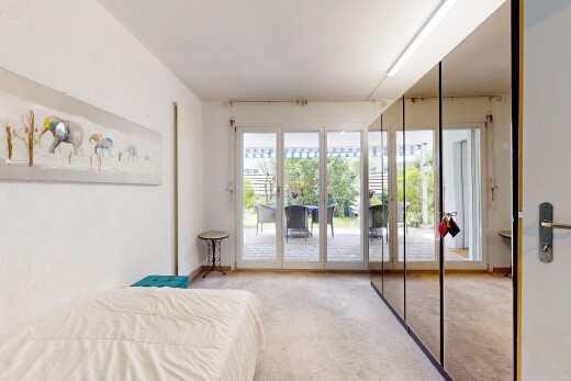 chambre avec moquette, carpet, inside property, lumière naturelle, et natural light