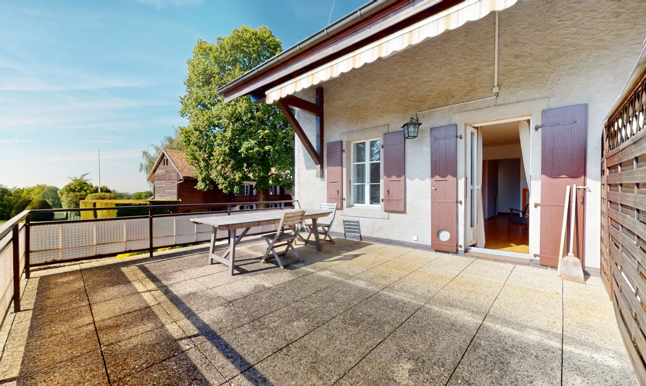 terrasse avec clôture et patio