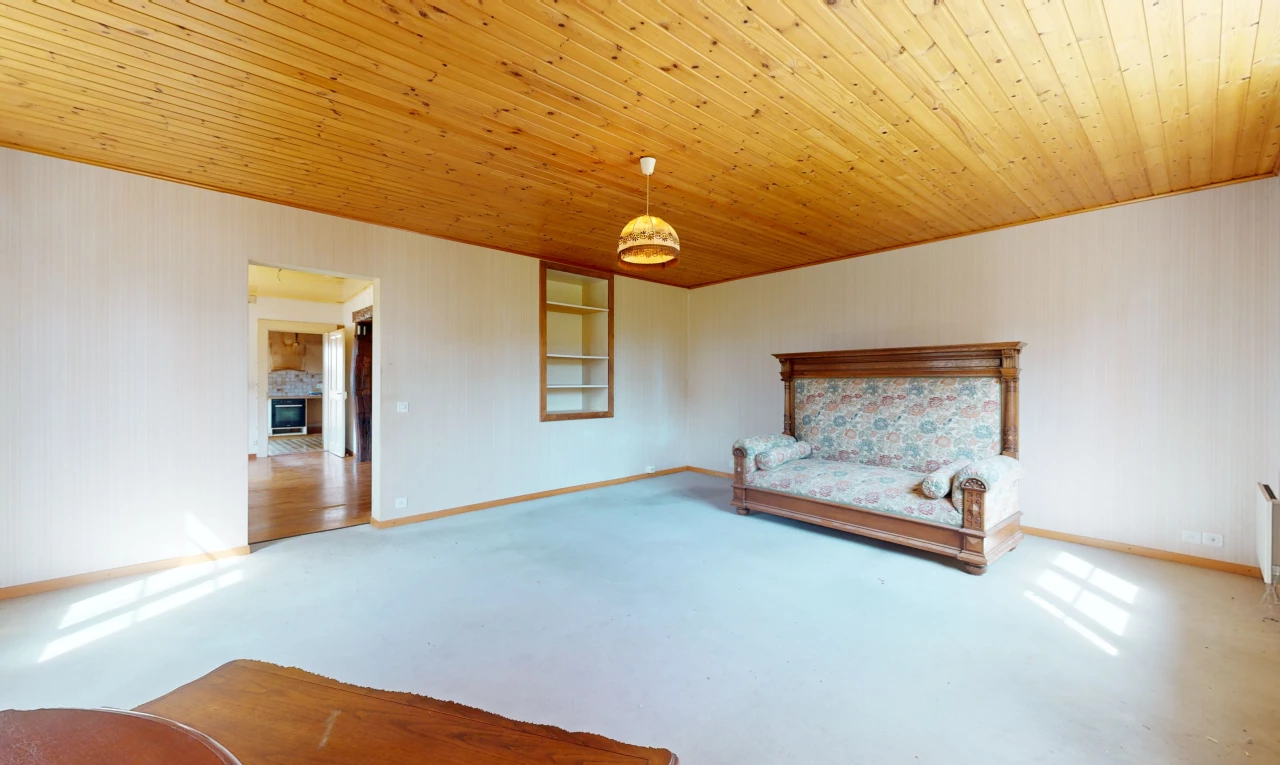 chambre avec cheminée et plafond de bois