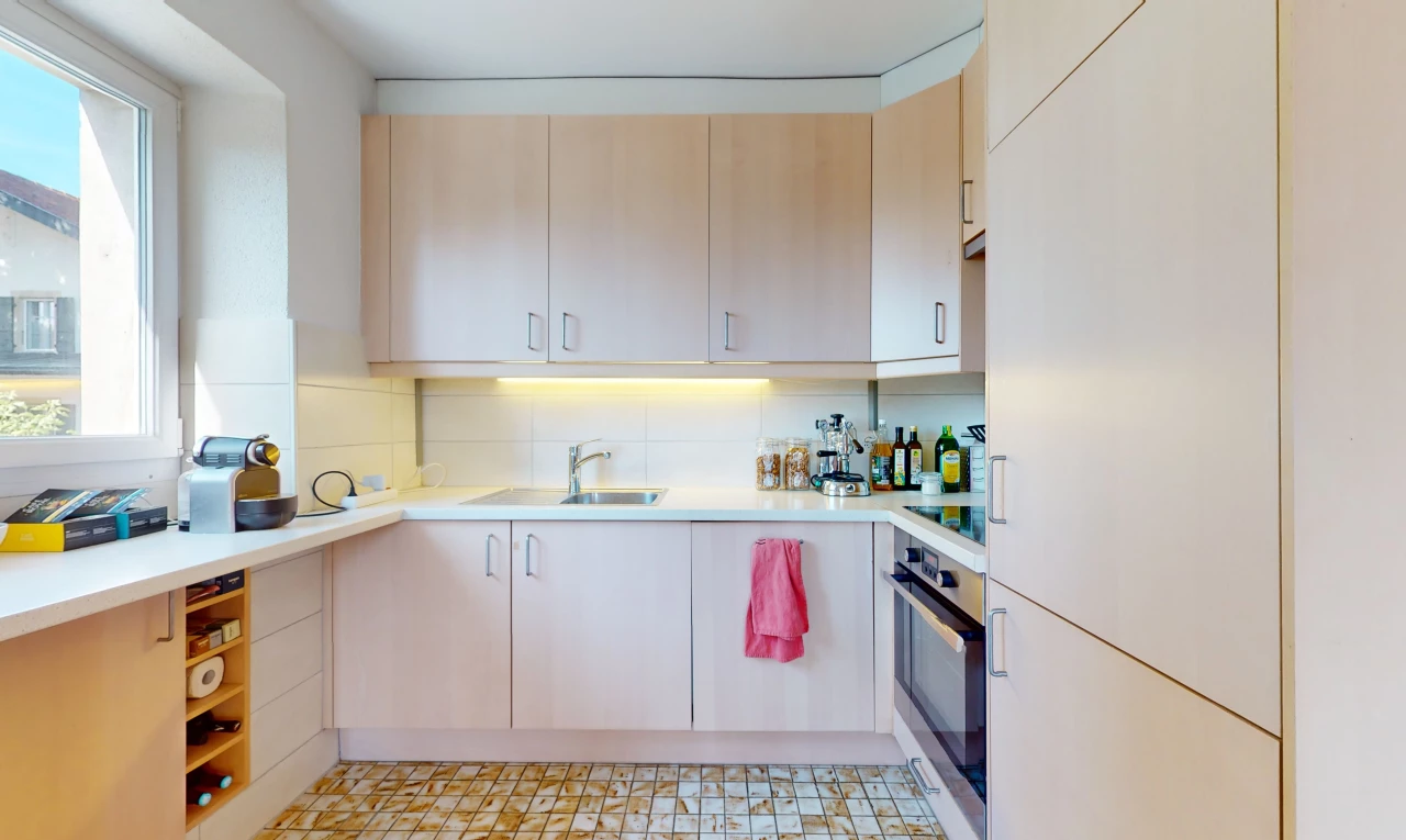 cuisine avec lumière naturelle, plan de travail, et vasque