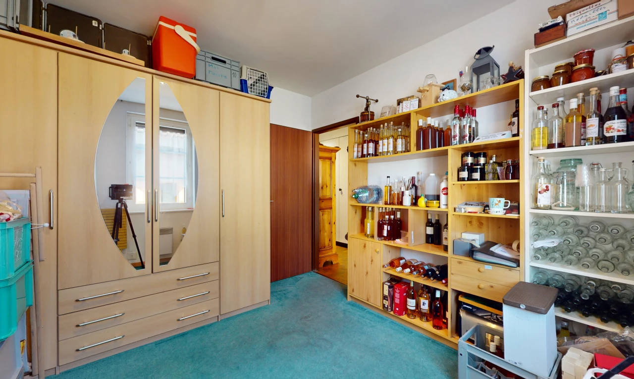 chambre avec lumière naturelle et moquette