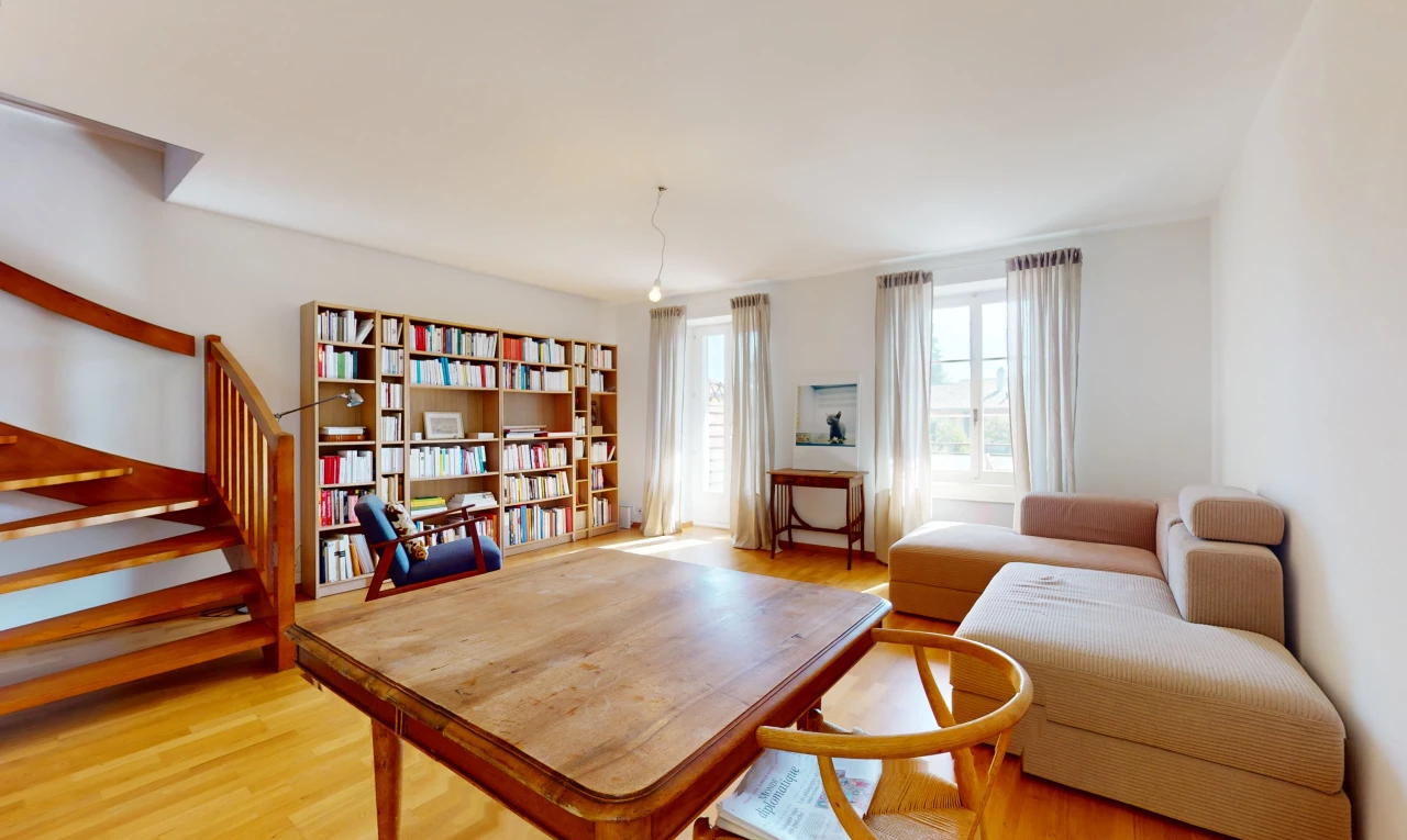 salon / salle à manger avec lumière naturelle et plancher de bois