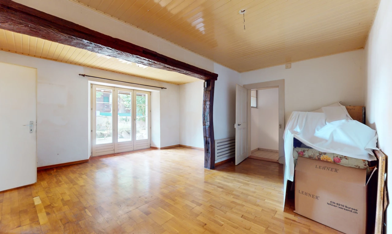 pièce vide avec lumière naturelle et plancher de bois