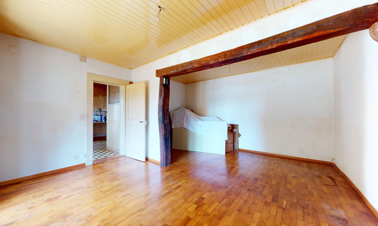 pièce vide avec carrelage et plancher de bois