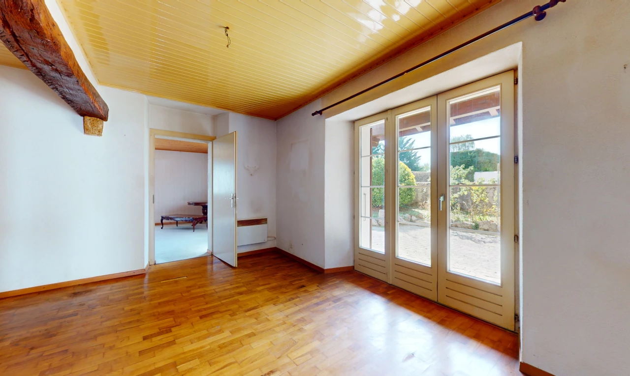 pièce vide avec lumière naturelle et plancher de bois