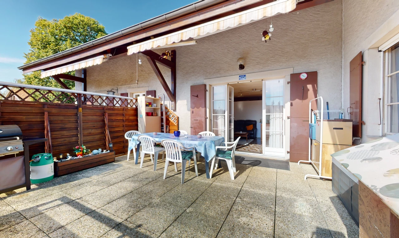 terrasse avec patio, clôture, et auvent